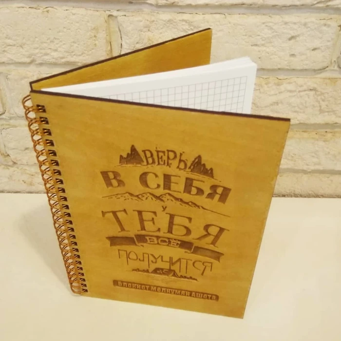 Блокнот с текстом на деревянной обложке