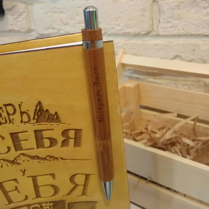 Блокнот с текстом на деревянной обложке